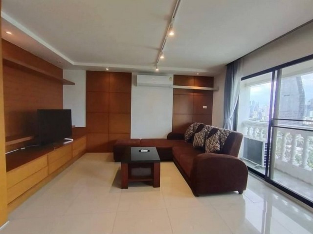 38 Mansion, a high-rise condominium with 17 floors, near bts Thonglor, 1.1 km away.