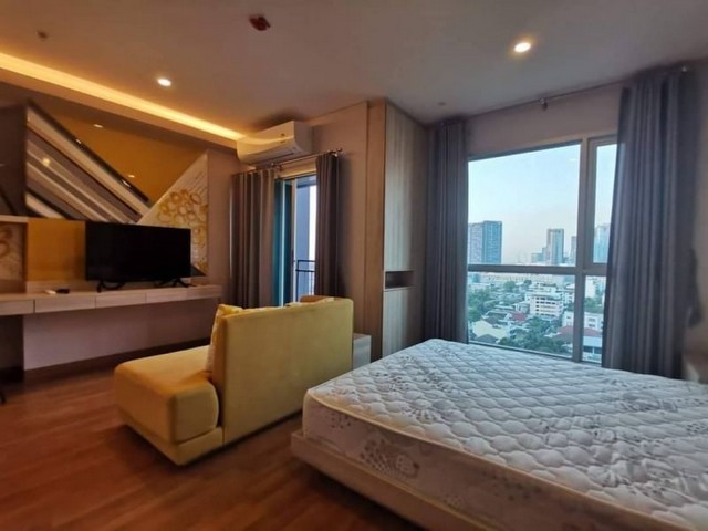 Lumpini Park Vibhavadi-Chatuchak It is a 21-storey high rise condo, near BTS Mo Chit.