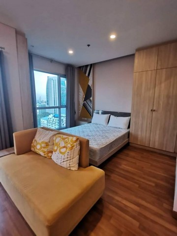 Lumpini Park Vibhavadi-Chatuchak It is a 21-storey high rise condo, near BTS Mo Chit.