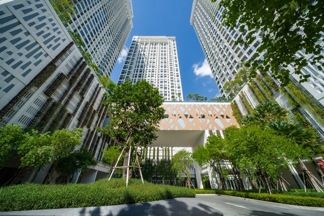 The Saint Residences condo is a 41 storey high rise condo,  near MRT Phahon Yothin