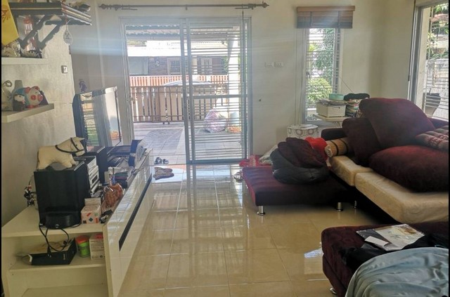 ขายด่วนบ้านแฝด 2 ชั้น น่าอยู่ สะอาด เงียบสงบ ร่มรื่น เมืองชลบุรี