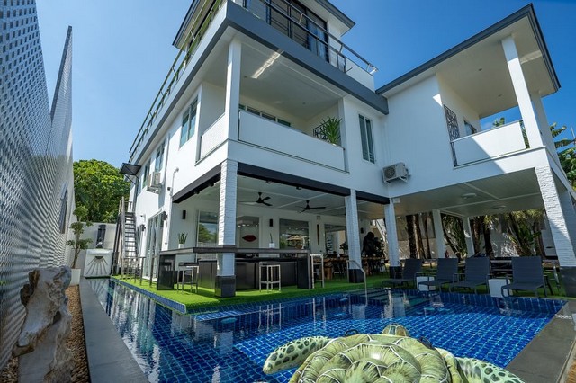 For Rent : Rawai, Luxury Private Pool Villa 7 bedrooms 7.5 bathrooms, 450 sqm.