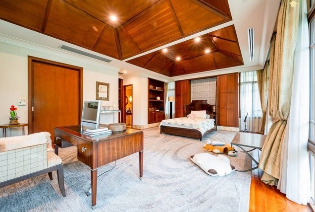 Rent a luxury house  English style  private pool Sukhumvit 67 Real golden teak floors