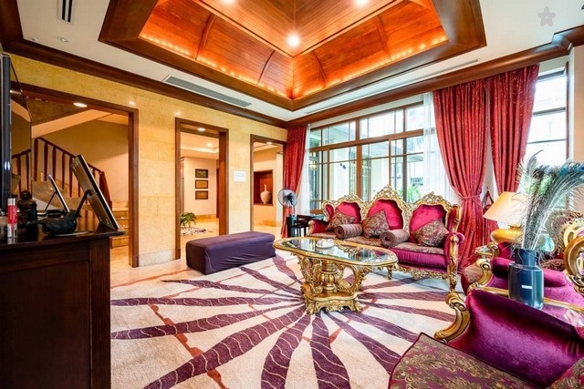 Rent a luxury house  English style  private pool Sukhumvit 67 Real golden teak floors