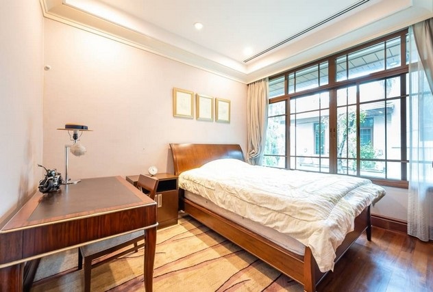 Rent a luxury house  English style  private pool Sukhumvit 67 Real golden teak floors