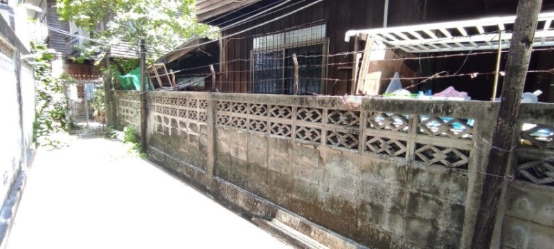 ขายบ้าน ถนนพระราม 4 เขตสาทร บ้านไม้เก่า 2 ชั้น เนื้อที่ 38 ตรว. ซอยสุวรรณสวัสดิ์ ใกล้ MRT ลุมพินี