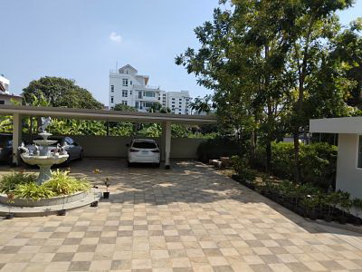 Rent Nice Condominium VILLA STLYE  6 storey  have the swimming pool on rooftop Ekkamai near Health Land Spa and Massage