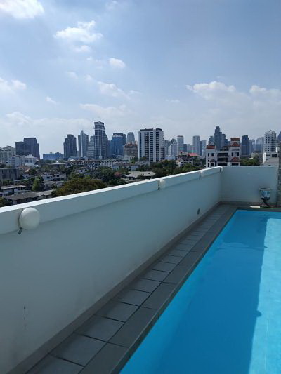 Rent Nice Condominium VILLA STLYE  6 storey  have the swimming pool on rooftop Ekkamai near Health Land Spa and Massage