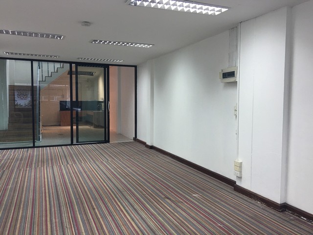 ขายอาคารพาณิชย์  ออฟฟิศ 3 ชั้นครึ่ง   ใก้ล MRTสุทธิสาร