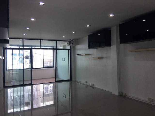 ขายอาคารพาณิชย์  ออฟฟิศ 3 ชั้นครึ่ง   ใก้ล MRTสุทธิสาร