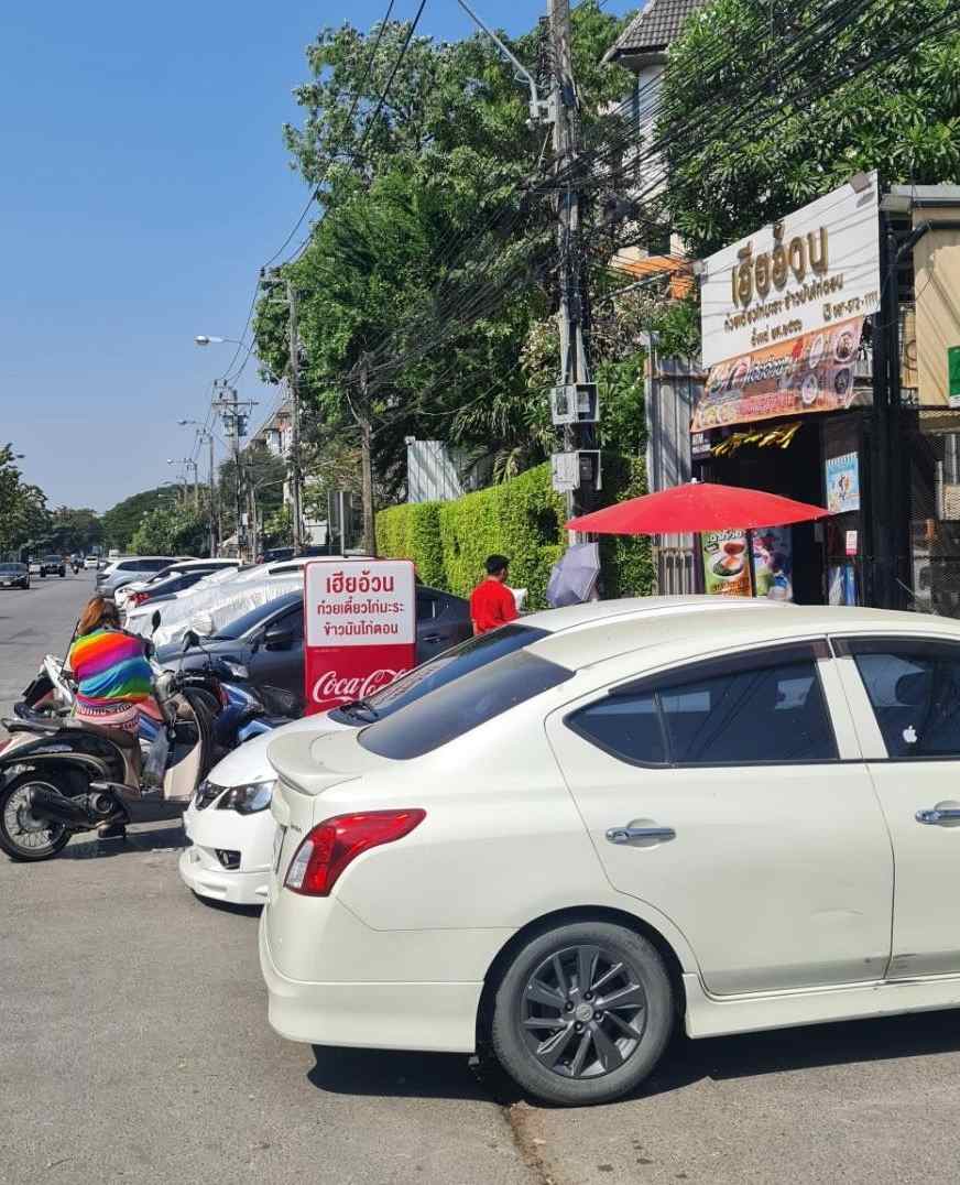 ปล่อยเซ้ง‼️ ร้านข้าวมันไก่ ก๋วยเตี๋ยวไก่และเครป ปากซอยกรุงเทพกรีฑา15  รอบข้างเป็นออฟฟิศ