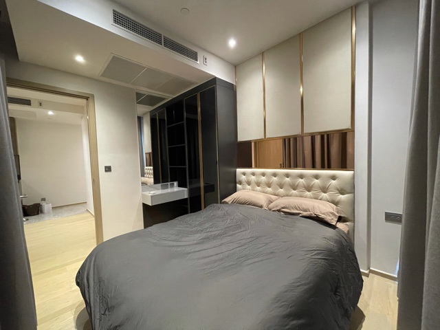 Partly decorated room, located in new CBD area, where you can live with luxury styles. Ready to move-in