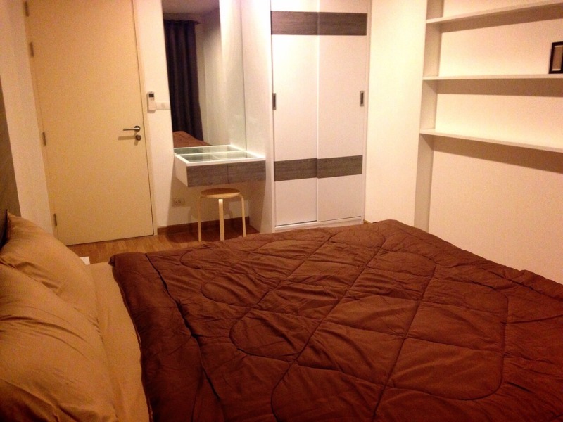 ห้องชุด Voque Sukhumvit 16 (โว๊ค สุขุมวิท 16) ห้องนอน 1 ห้องน้ำ 1 ห้องนั่งเล่น ทานอาหาร ครัว และระเบียง พร้อม Furniture แบบมี Style