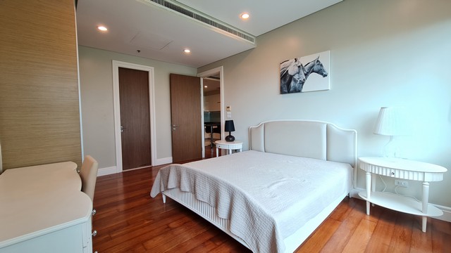 Condo Bright Sukhumvit 24 near BTS Phrom Phong, department stores, schools and hospitals.