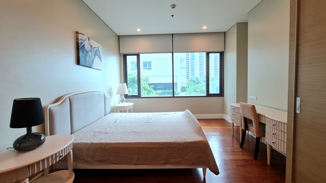 Condo Bright Sukhumvit 24 near BTS Phrom Phong, department stores, schools and hospitals.