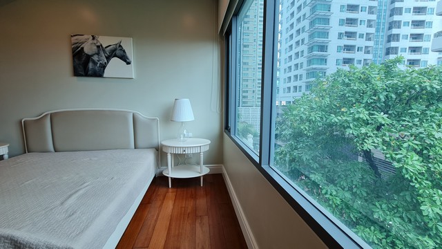 Condo Bright Sukhumvit 24 near BTS Phrom Phong, department stores, schools and hospitals.