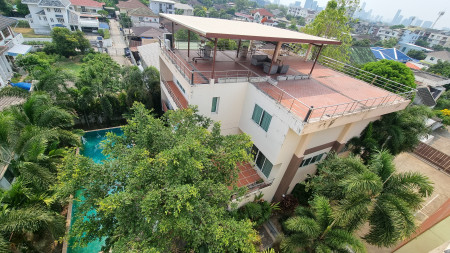 Sale Land 1.5Rai at Sukhumvit plus Office building and house with private pool at Best Price