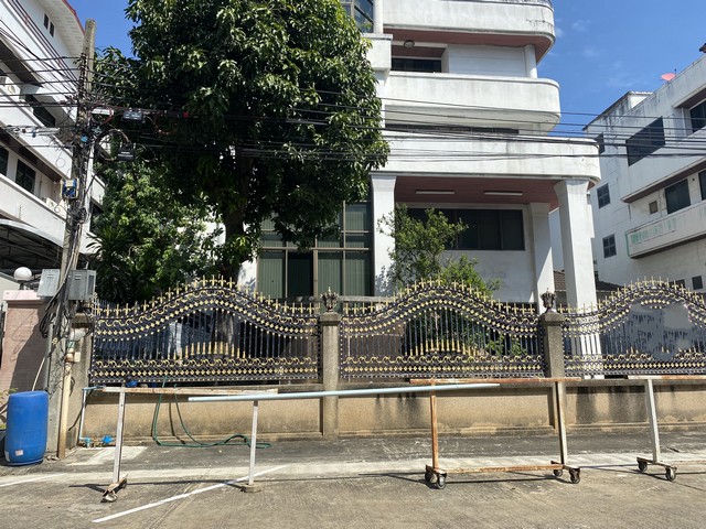 บ้าน หมู่บ้านศรีวรา 0 Rai 1 NGAN 20 sq.wa 4Bedroom 30000000 บาท. ทรัพย์ดี กรุงเทพ