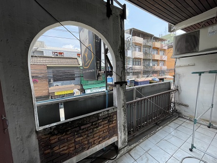 ตึก 2ชั้น 2คูหาทะลุถึงกัน ติดถนนซอยลาดพร้าว41 ใกล้โรงเรียนจินดานุกูล, วัดลาดพร้าว