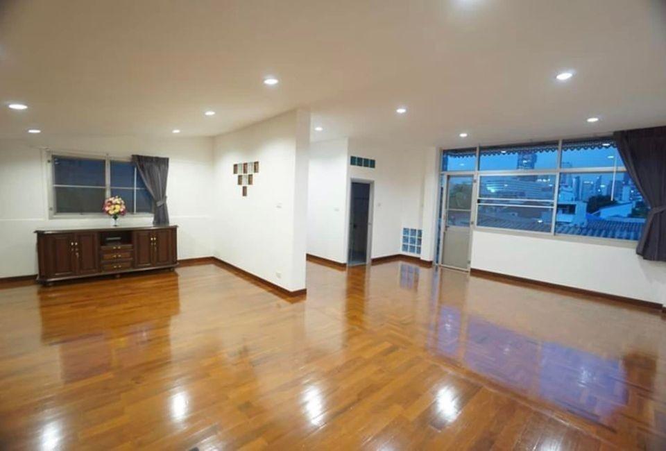 For Rent Town Home ให้เช่าทาวน์โฮม3ชั้น หมู่บ้านอยู่เจริญรัชดาภิเษกซอย3 ใกล้MRTพระราม9