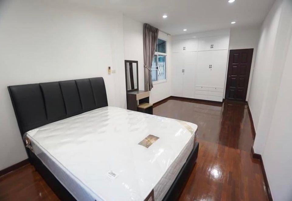 For Rent Town Home ให้เช่าทาวน์โฮม3ชั้น หมู่บ้านอยู่เจริญรัชดาภิเษกซอย3 ใกล้MRTพระราม9