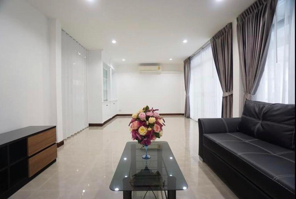 For Rent Town Home ให้เช่าทาวน์โฮม3ชั้น หมู่บ้านอยู่เจริญรัชดาภิเษกซอย3 ใกล้MRTพระราม9