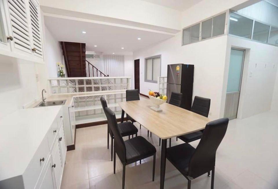 For Rent Town Home ให้เช่าทาวน์โฮม3ชั้น หมู่บ้านอยู่เจริญรัชดาภิเษกซอย3 ใกล้MRTพระราม9