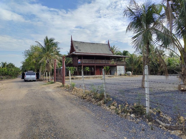 บ้านทรงไทยอายุ 100 กว่าขนาด 3ห้องเรือนไทย  ตำบลบางเค็ฒ อำเภอเขาย้อย จังหวัดเพชรบุรี