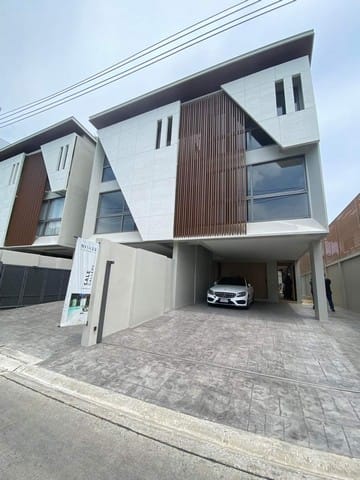 ทาวน์โฮม 3 ชั้น Luxury Pool Villa ใจกลางเมือง Nivass Sukhon10 ขนาด 4 ห้องนอน 4 ห้องน้ำ 4 ที่จอดรถ