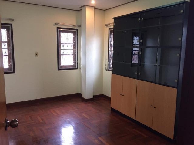 ให้เช่าบ้านเดี่ยวทำออฟฟิสจดทะเบียนได้  58 ตร.ว. ที่จอดรถ4 คัน  5ห้องนอน 3 ชั้น ติดเซ็นทรัลบางนา