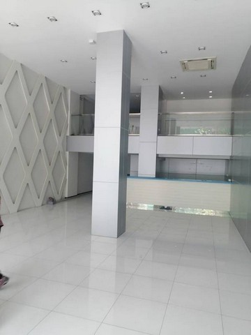 ให้เช่าอาคารออฟฟิศสำนักงาน หรือคลีนิคความงาม 4.5 ชั้น มีดาดฟ้า  ย่าน ทองหล่อ  สุขุมวิท55