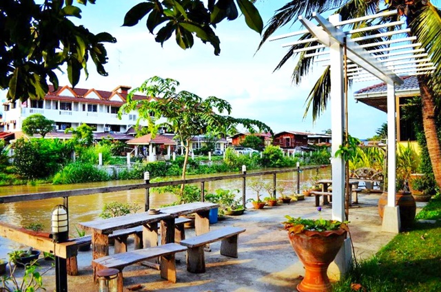 ให้เช่า-ขาย บ้านไทยไม้สักทองเดี่ยวริมน้ำ 130 ตร.วา 5นอน 7น้ำ 2ชั้น 340 ตร.ม.  ต่างอากาศ 7แอร์ ในตัวเมืองแต่เงียบสงบ