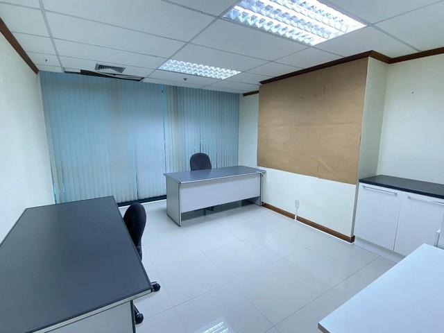 Office for Rent ให้เช่าสำนักงาน 300 ตร.มพร้อมเฟอร์นิเจอร์ ย่านรัชดา ห้วยขวาง ใกล้ MRTสุทธิสาร MRT ห้วยขวาง อาคารสูง26 ชั้นว่างชั้น 20 และ 22