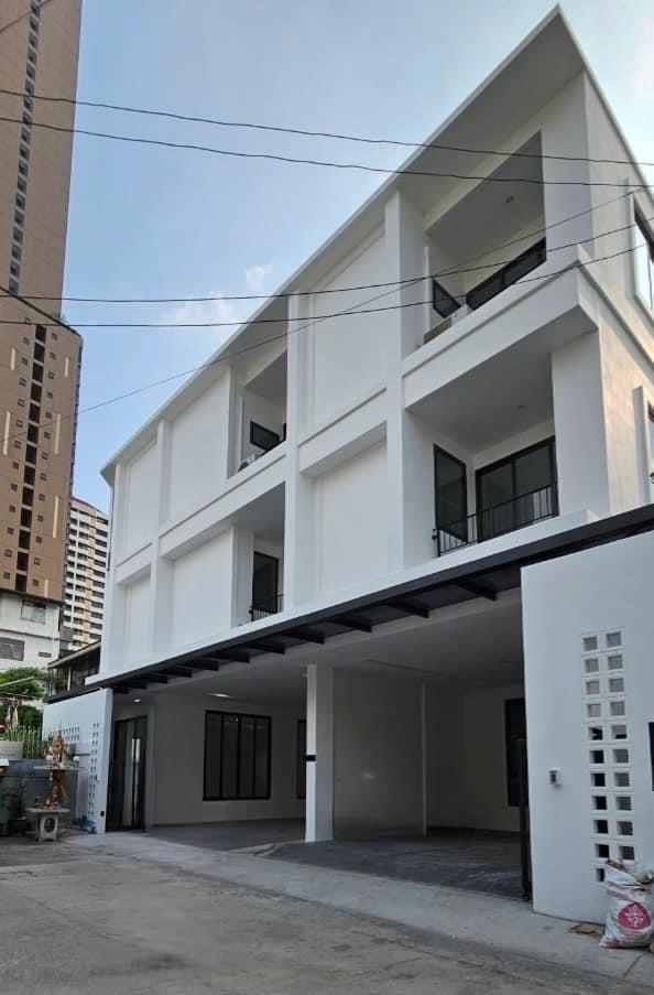 Home Office for rent ให้เช่าโฮมออฟฟิศ3ชั้นย่านสุขุมวิท ทองหล่อ พระราม4 สุขุมวิทซอย36 ซอยนภาศัพท์5 ใกล้BTSทองหล่อ มี2หลัง ราคาหลังละ 120,000 บาท ต่อ เดือน