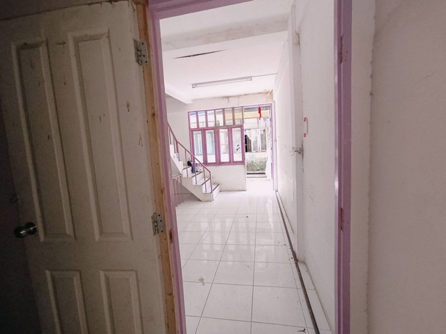 อาคารพาณิชย์ 3.5 ชั้น  : 10 ตร.วา 128 ตร.ม. , ทำเลดี เหมาะทำการค้า ย่านสาทร