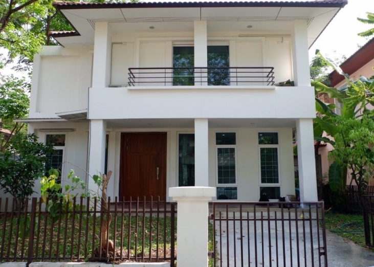 ให้เช่าบ้านเดี่ยว 2 ชั้นหลังมุม Bangkok Villa ย่านเลียบทางด่วนเอกมัย-รามอินทรา มี 3 ห้องนอน 3 ห้องน้ำ เพิ่งรีโนเวท