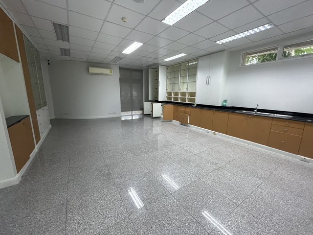 รหัสC5642  ให้เช่าอาคารสำนักงาน 5ชั้น มีลิฟต์โดยสาร เนื้อที่ 3ไร่ ถนนรามอินทรา เสรีไทย ที่จอดรถ 20 คัน