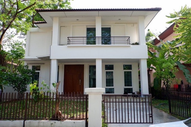 C3787 ให้เช่าบ้านเดี่ยว 2 ชั้น หมู่บ้านBangkok Villa หลังมุม บ้านรีโนเวทใหม่  ย่านเลียบทางด่วนเอกมัย-รามอินทรา