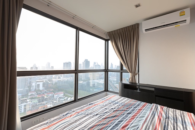 Rhythm Sukhumvit 44 spacious beautiful view 28th floor BTS Phra Khanong