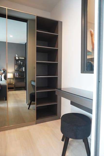 Life One Wireless spacious safe convenient 19th floor BTS Ploenchit