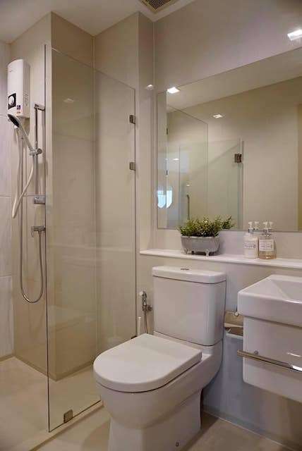 Life One Wireless spacious safe convenient 19th floor BTS Ploenchit