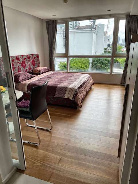 15 Sukhumvit Residence clean convenient private 10th floor BTS Nana