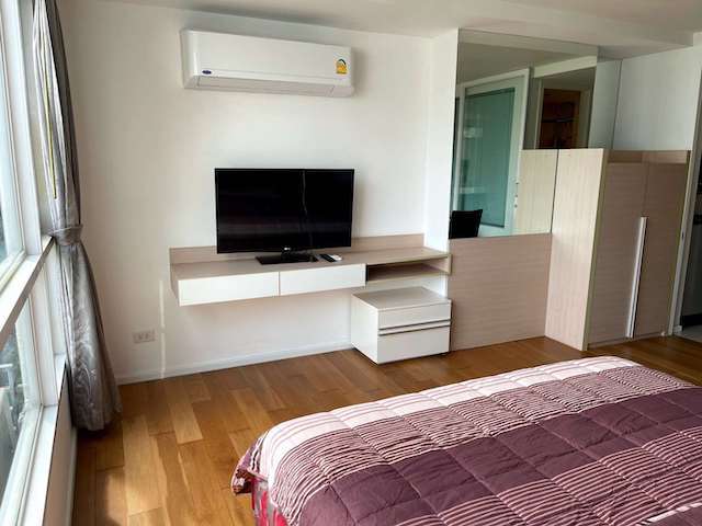 15 Sukhumvit Residence clean convenient private 10th floor BTS Nana