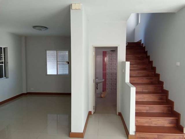 ขายบ้านหมู่บ้านลภาวัน18  ปากเกร็ด จ.นนทบุรี   บ้านผ่อนตรงกับเจ้าของ