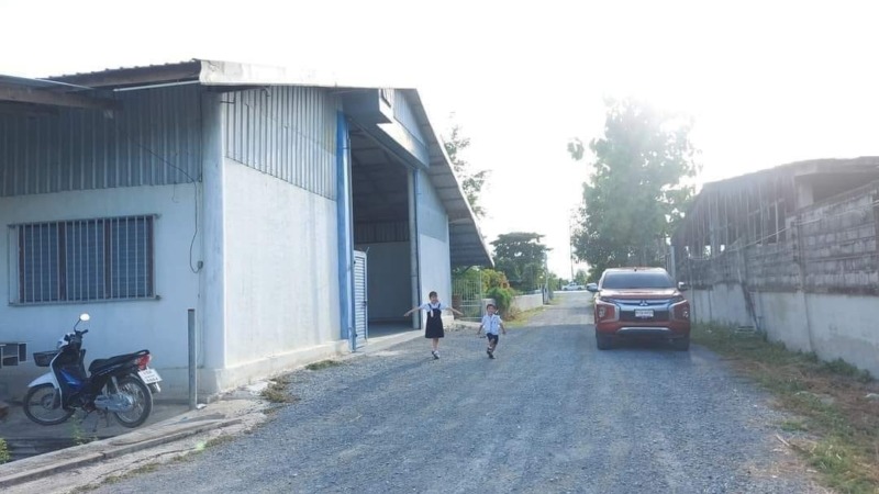 ให้เช่าโกดัง โรงงาน พร้อมออฟฟิศ พื้นที่ 640 ตรม. ผังสีชมพู จอดรถได้หลายคัน ถนนบ้านแพ้ว นครปฐม ติดถนนใหญ่ (AH-T1258)