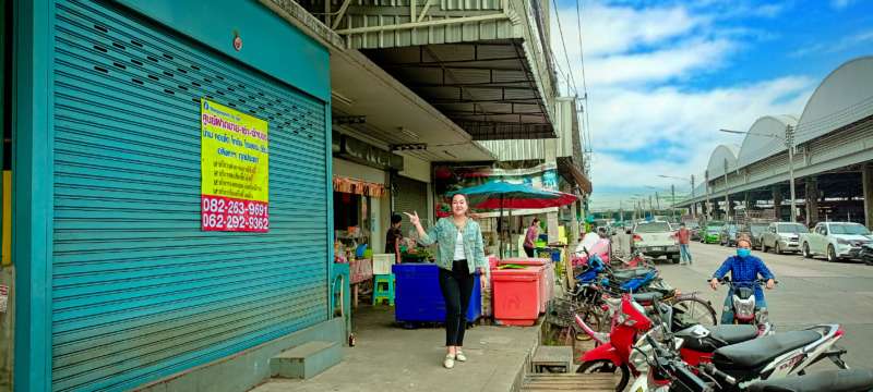 ขายถูกอาคารพาณิชย์ 3.5 ชั้นตรงข้าม ตลาดไทฝั่งผลไม้ไทยตรงปากทางเข้า-ออกตลาด (ME-052)