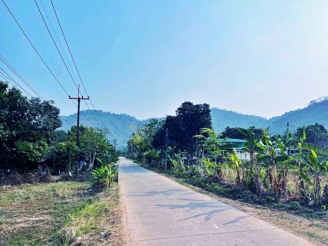 ที่ดินวิวภูเขาใกล้ชิดมาก ถนนคอนกรีต น้ำไฟครบ นครนายก 086-301-6161