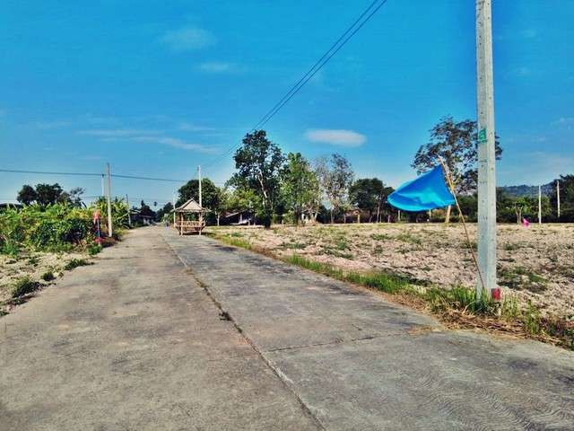 ที่ดินวิวภูเขาใกล้ชิดมาก ถนนคอนกรีต น้ำไฟครบ นครนายก 086-301-6161