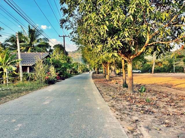ที่ดินวิวภูเขาใกล้ชิดมาก ถนนคอนกรีต น้ำไฟครบ นครนายก 086-301-6161