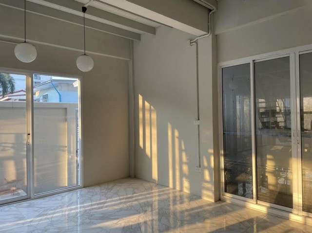 Sm303  ให้เช่าบ้านเดี่ยว 2 ชั้น ย่านห้วยขวาง  เหมาะทำโอมออฟฟิศ คาเฟ่ หลังมุม  ใกล้  MRT สุทธิสาร 750 ม.